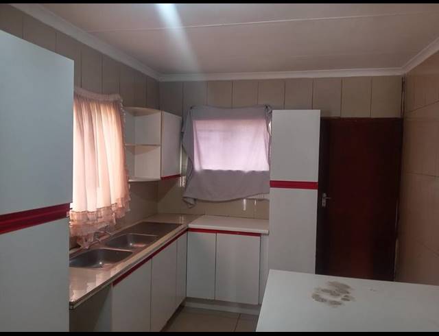 3 BEDROOM HOUSE FOR SALE IN LENASIA EXT 10